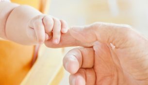 Wczesne interakcje z rodzicami wpływają na rozwój niemowląt