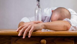 Czym jest detoks alkoholowy i gdzie można poddać się odtruwaniu?